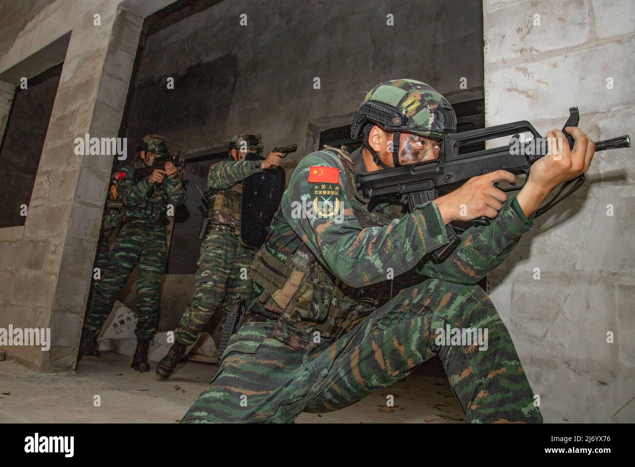 NANNING, CHINA - 5. MAI 2022 - Soldaten der Spezialeinheiten trainieren während einer echten Kampfübung in Nanning, dem autonomen Regi Guangxi Zhuang in Südchina Stockfoto