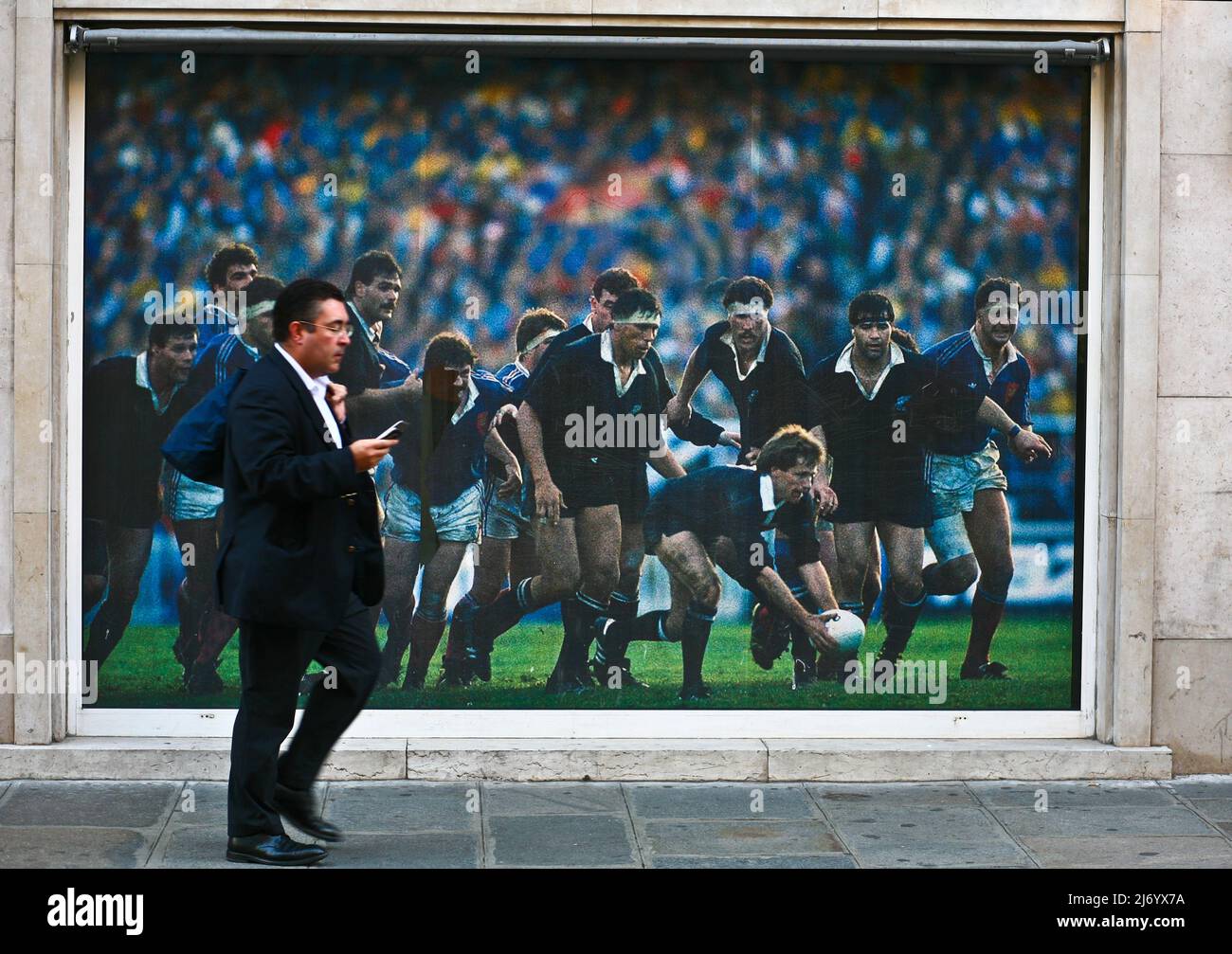 Paris, Leute, die an einem großen Poster vorbeikommen, während das französische Rugby-Team spielt (2009) Stockfoto