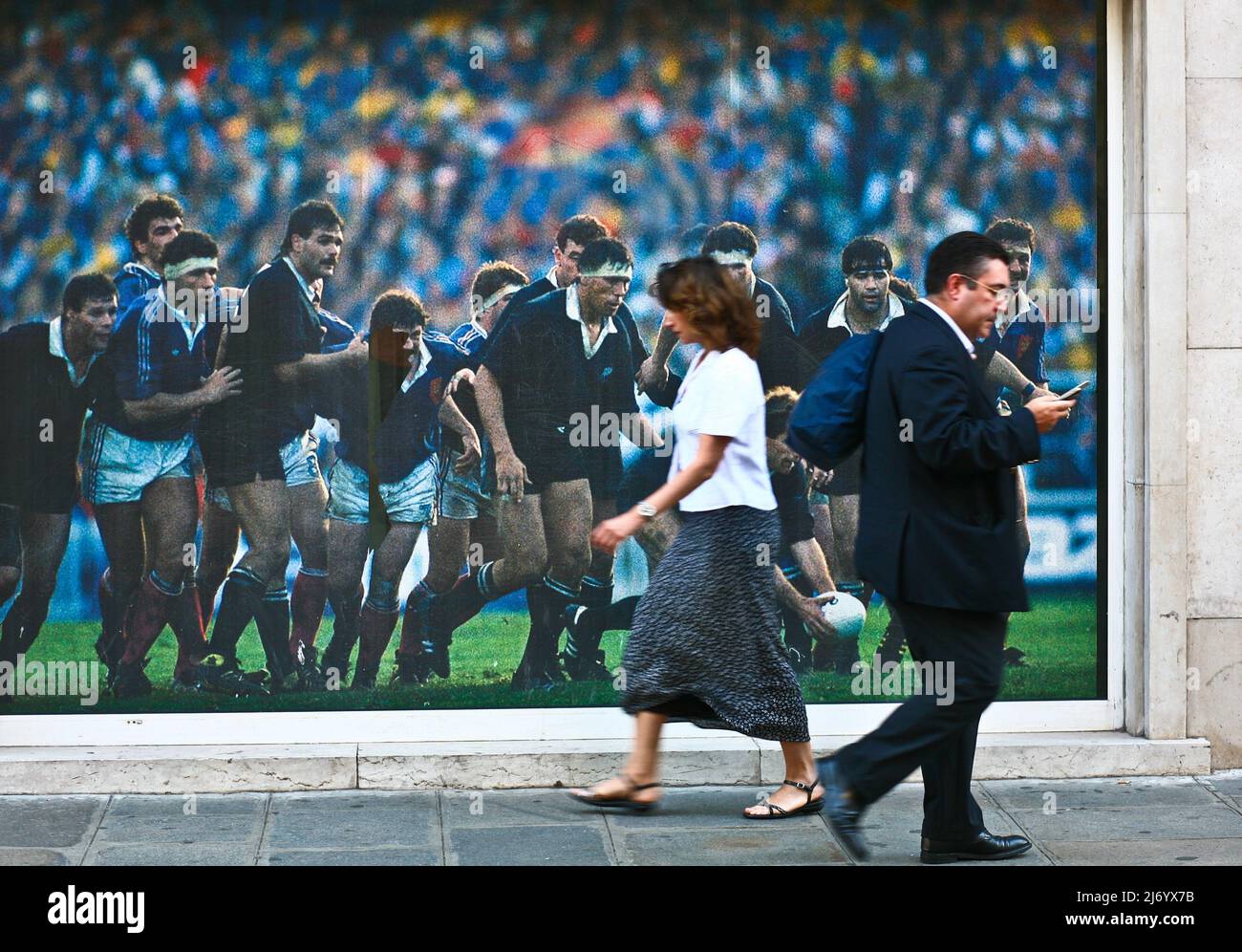 Paris, Leute, die an einem großen Poster vorbeikommen, während das französische Rugby-Team spielt (2009) Stockfoto