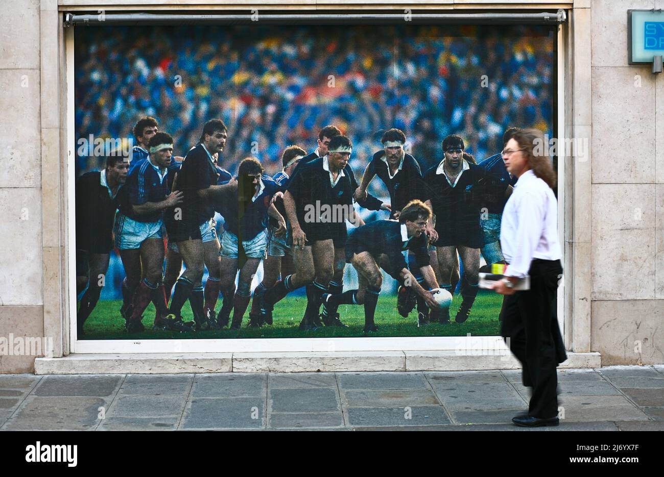 Paris, Leute, die an einem großen Poster vorbeikommen, während das französische Rugby-Team spielt (2009) Stockfoto