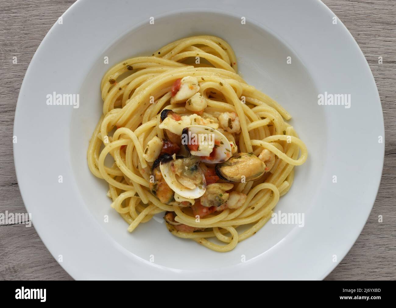 Spaghetti allo scoglio (Spaghetti mit Meeresfrüchten). Italienische Pasta mit Muscheln, Garnelen und Muscheln. Stockfoto