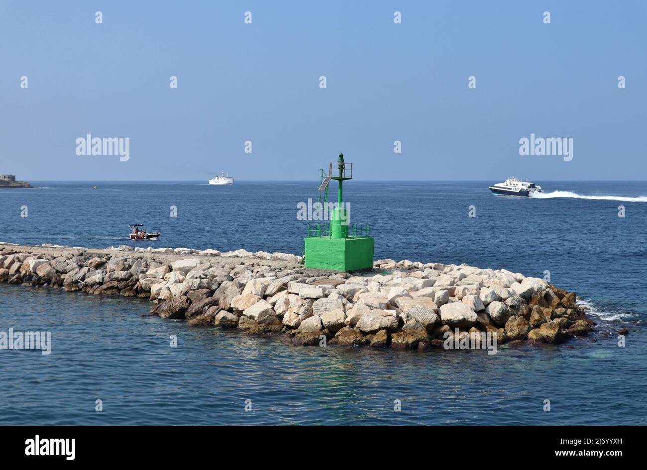 Procida – Faro verde sul molo sopraflutto del porto di Marina Grande Stockfoto