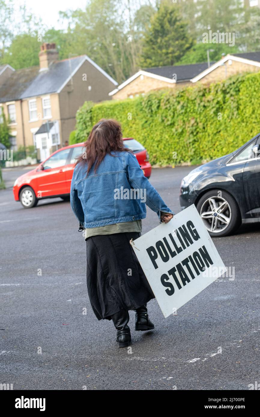 Brentwood Essex 5.. Mai 2022 Wahlmitarbeiter kommen im Bardswell Social Club, Brentwood Essex, an, um vor den heutigen Kommunalwahlen ein Wahllokal einzurichten Credit Ian DavidsonAlamy Live News Stockfoto