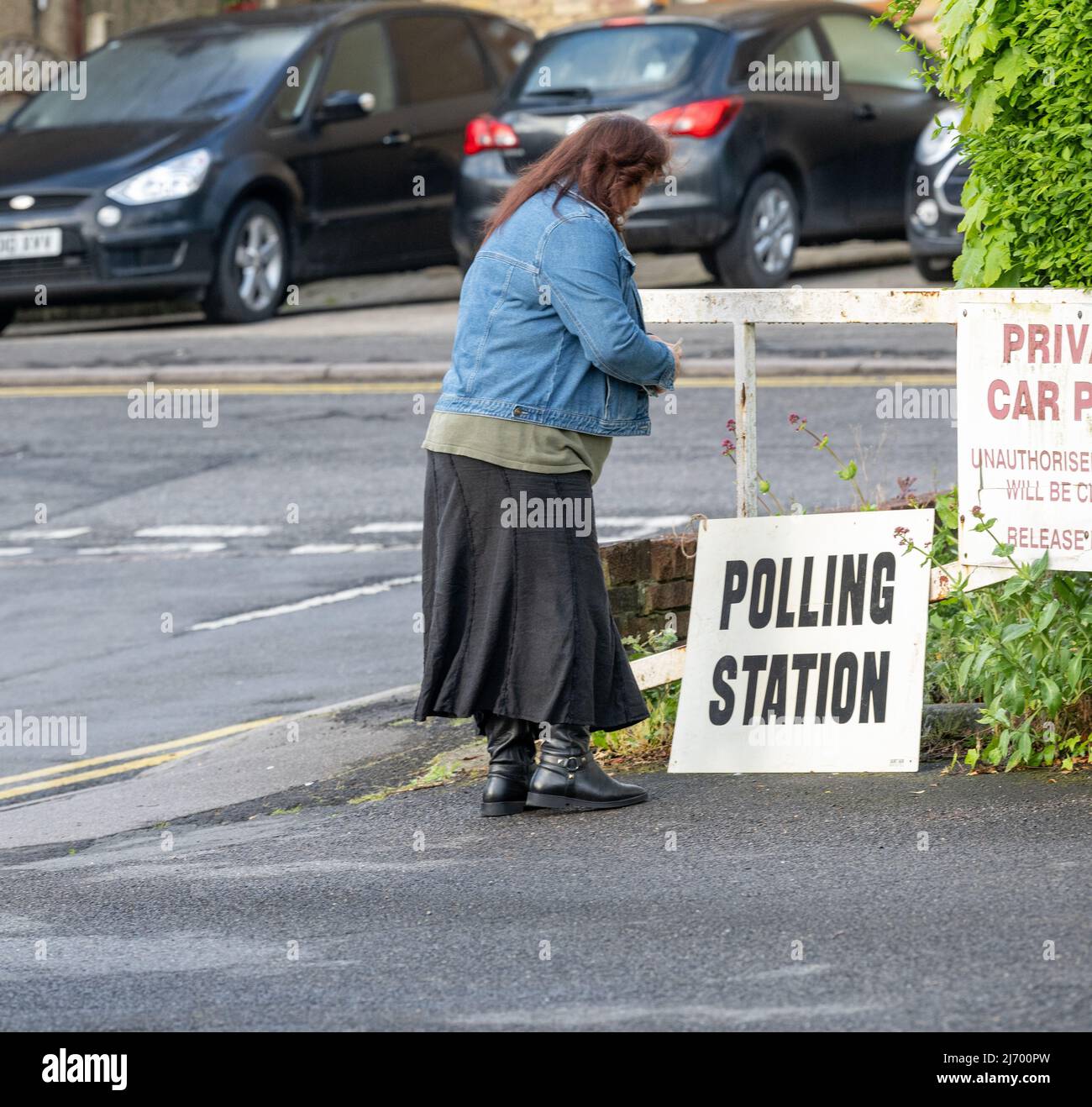 Brentwood Essex 5.. Mai 2022 Wahlmitarbeiter kommen im Bardswell Social Club, Brentwood Essex, an, um vor den heutigen Kommunalwahlen ein Wahllokal einzurichten Credit Ian DavidsonAlamy Live News Stockfoto