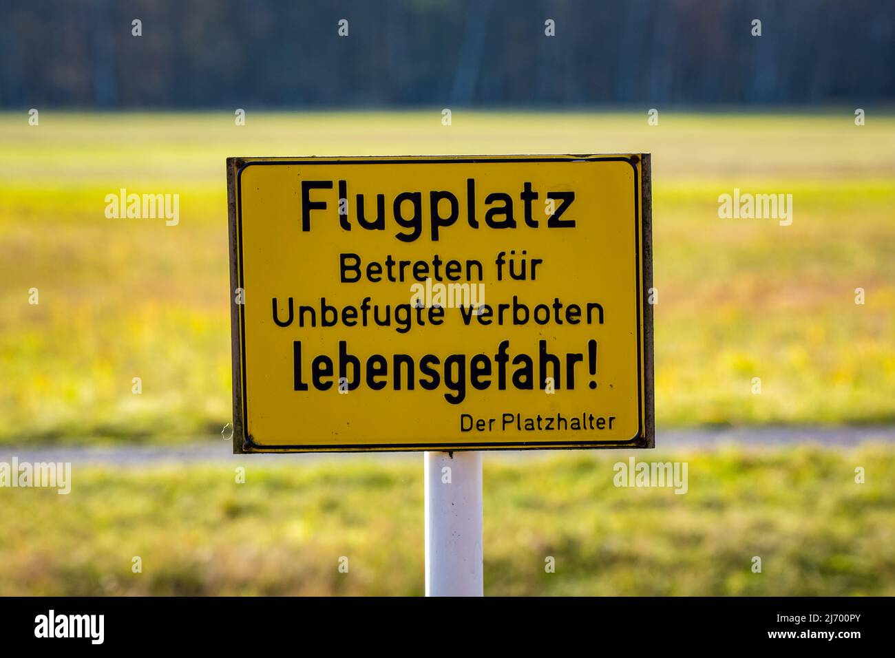 deutsches Warnschild. Kein Zutritt zum Flugplatz für Unbefugte, Lebensgefahr! Der Platzhalter. Stockfoto