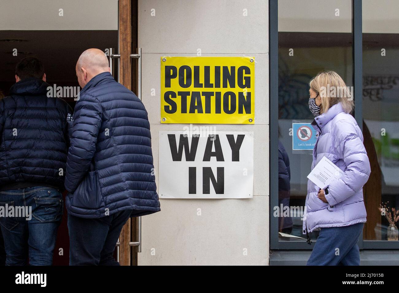 Die Wähler kommen im Wahllokal im Agape Centre Belfast im Wahlkreis Belfast South an, um bei den Wahlen zur NI-Versammlung 2022 ihre Stimme abzugeben. Bilddatum: Donnerstag, 5. Mai 2022. Stockfoto