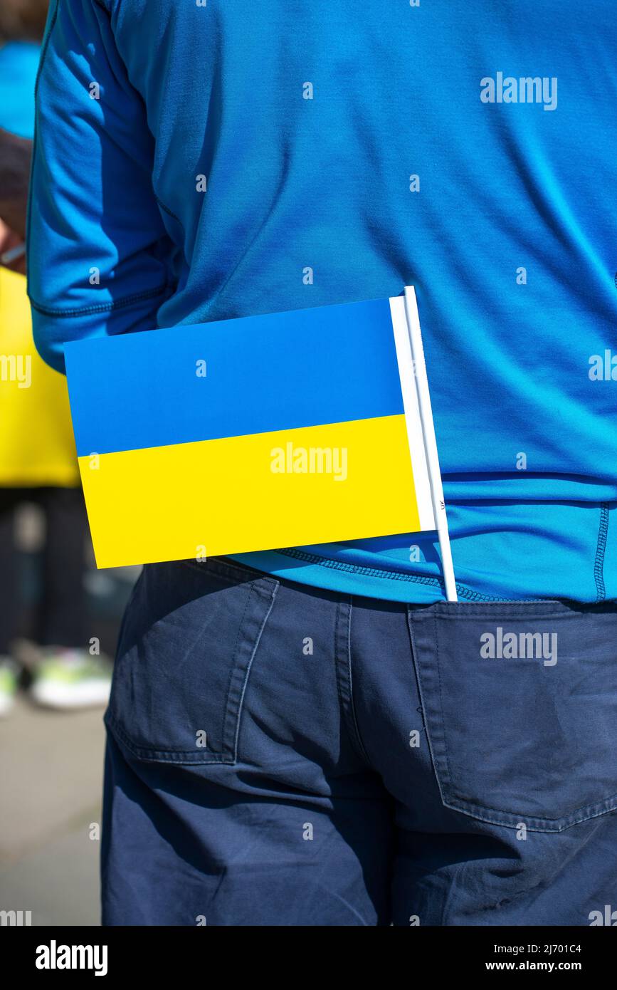 Flagge auf den Londoner Ständen mit der Ukraine-Demonstrationskundgebung im Zentrum von London, Protest gegen die russische Invasion von Präsident Wladimir Putin in der Ukraine. Stockfoto