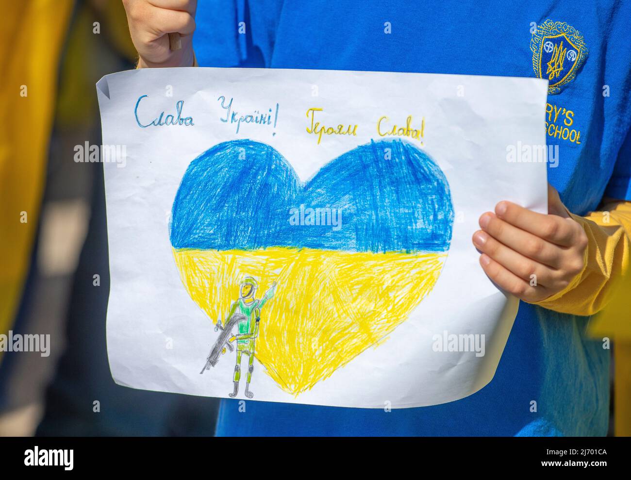 Schild an den Londoner Ständen mit der Ukraine-Demonstrationskundgebung im Zentrum von London, Protest gegen die russische Invasion von Präsident Wladimir Putin in der Ukraine. Stockfoto