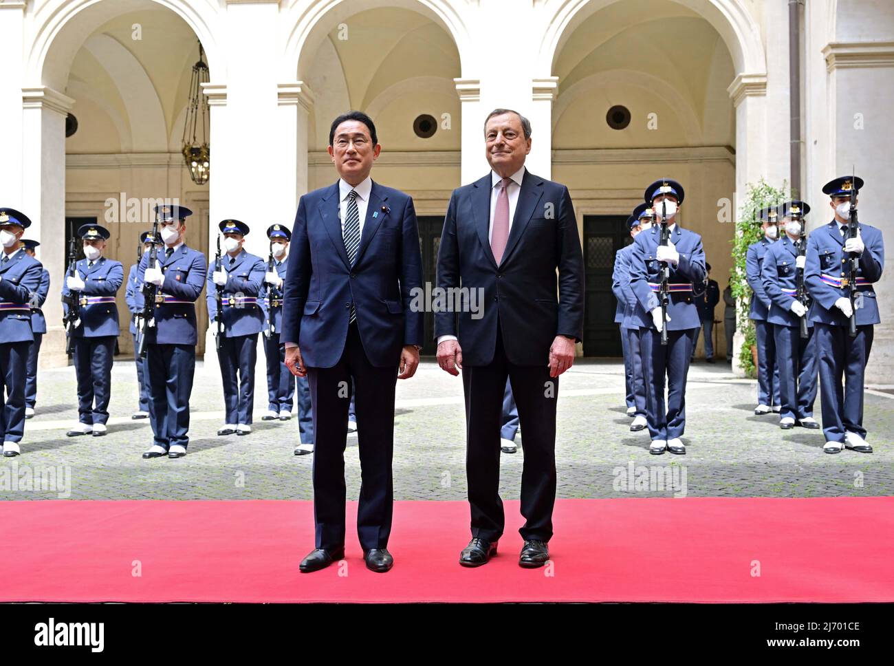 (220505) -- ROM, 5. Mai 2022 (Xinhua) -- der italienische Premierminister Mario Draghi (R, Front) begrüßt den japanischen Premierminister Fumio Kishida (L, Front) am 4. Mai 2022 in Rom, Italien. Die Staats- und Regierungschefs von Italien und Japan sagten am Mittwoch, sie würden auf eine Verhandlungslösung für den Ukraine-Konflikt drängen. (Foto von Alberto Lingria/Xinhua) Stockfoto