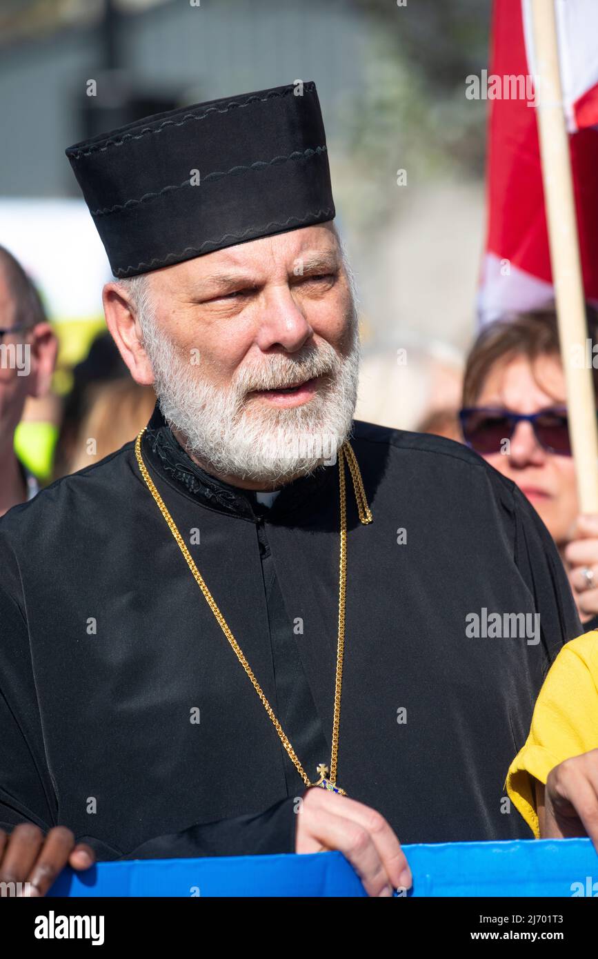 Bischof Kenneth Nowakowski bei der Londoner Kundgebung zur Demonstration der Ukraine in London aus Protest gegen die russische Invasion von Präsident Putin in die Ukraine. Stockfoto