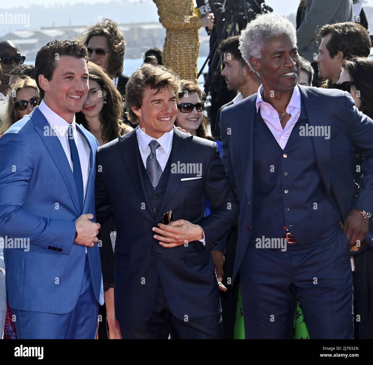 San Diego, Usa. 05.. Mai 2022. Die Schauspieler Miles Teller, Tom Cruise  und Charles Parnell (L-R) nehmen am Mittwoch, den 4. Mai 2022, an der  Premiere des Filmdramas „Top Gun: Maverick“ auf
