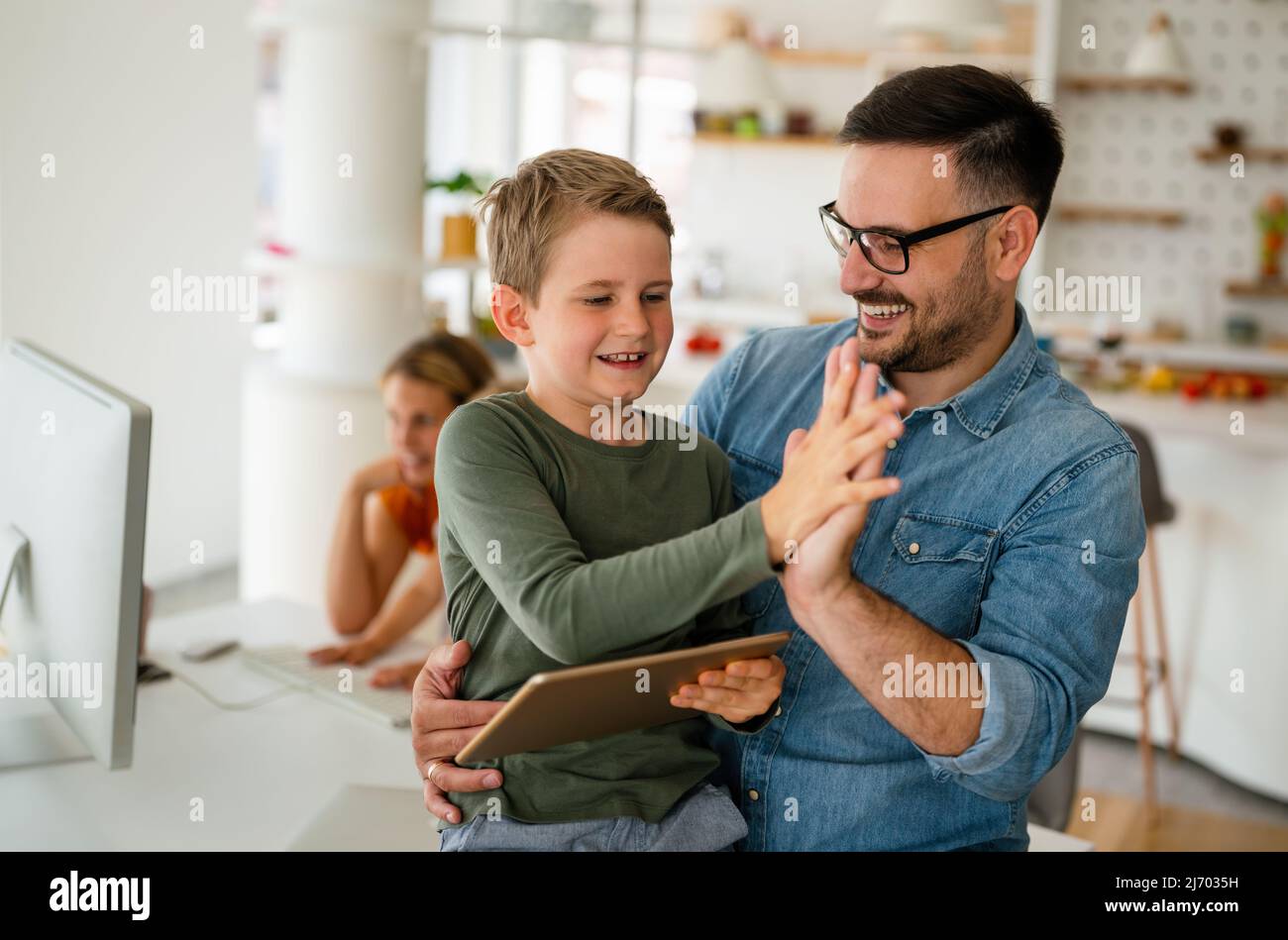 Fernunterricht, Online-Bildung, Home-Work-Konzept. Familie mit digitalen Geräten zu Hause. Stockfoto