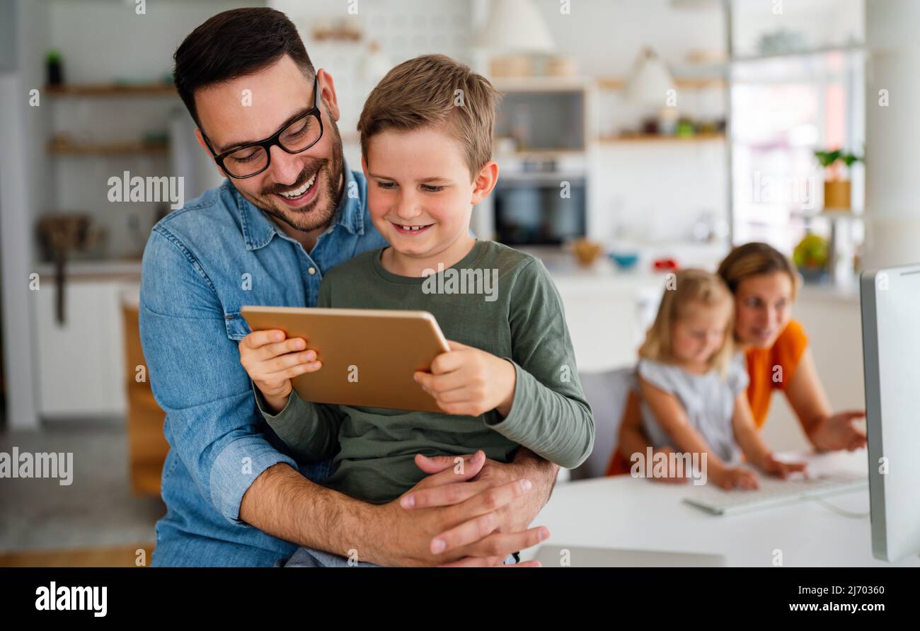 Fernunterricht, Online-Bildung, Home-Work-Konzept. Familie mit digitalen Geräten zu Hause. Stockfoto