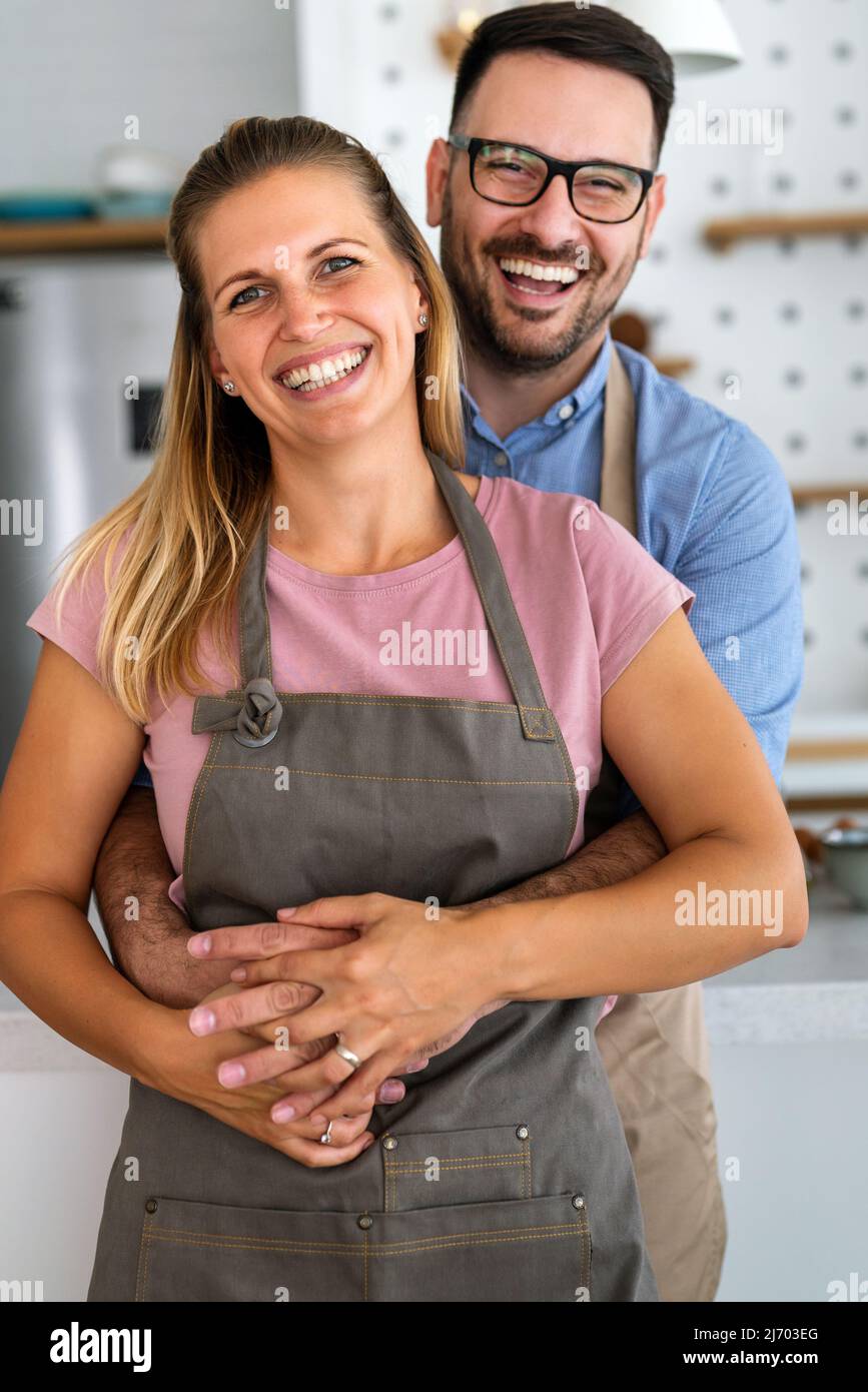 Attraktives Paar kocht gemeinsam gesunde Bio-Lebensmittel in der Küche. Stockfoto