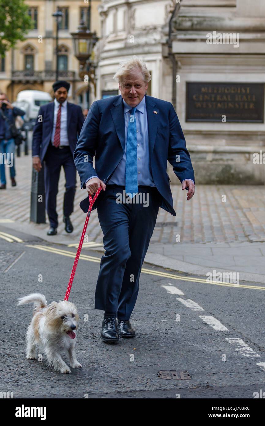 Westminster, London, Großbritannien. 5.. Mai 2022.der britische Premierminister Boris Johnson und der Jack Russell-Kreuzhund des Premierministers Dilyn verlassen die Polling Station, nachdem sie bei den Kommunalwahlen gewählt hatten. Amanda Rose/Alamy Live News Stockfoto