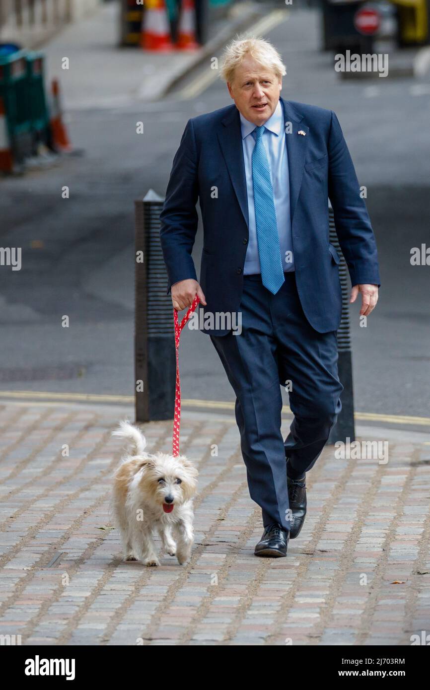 Westminster, London, Großbritannien. 5.. Mai 2022.der britische Premierminister Boris Johnson und der Kreuzhund von Jack Russell, dem Premierminister von Dilyn, kamen zur Polling Station, um bei den Kommunalwahlen seine Stimme abzugeben. Amanda Rose/Alamy Live News Stockfoto