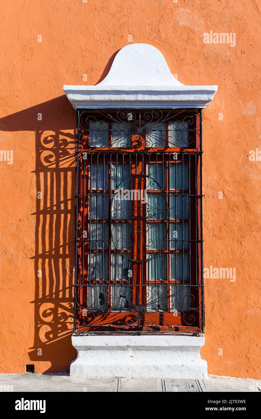 Fenster im Kolonialstil, Kolonialstadt Campeche, Mexiko Stockfoto