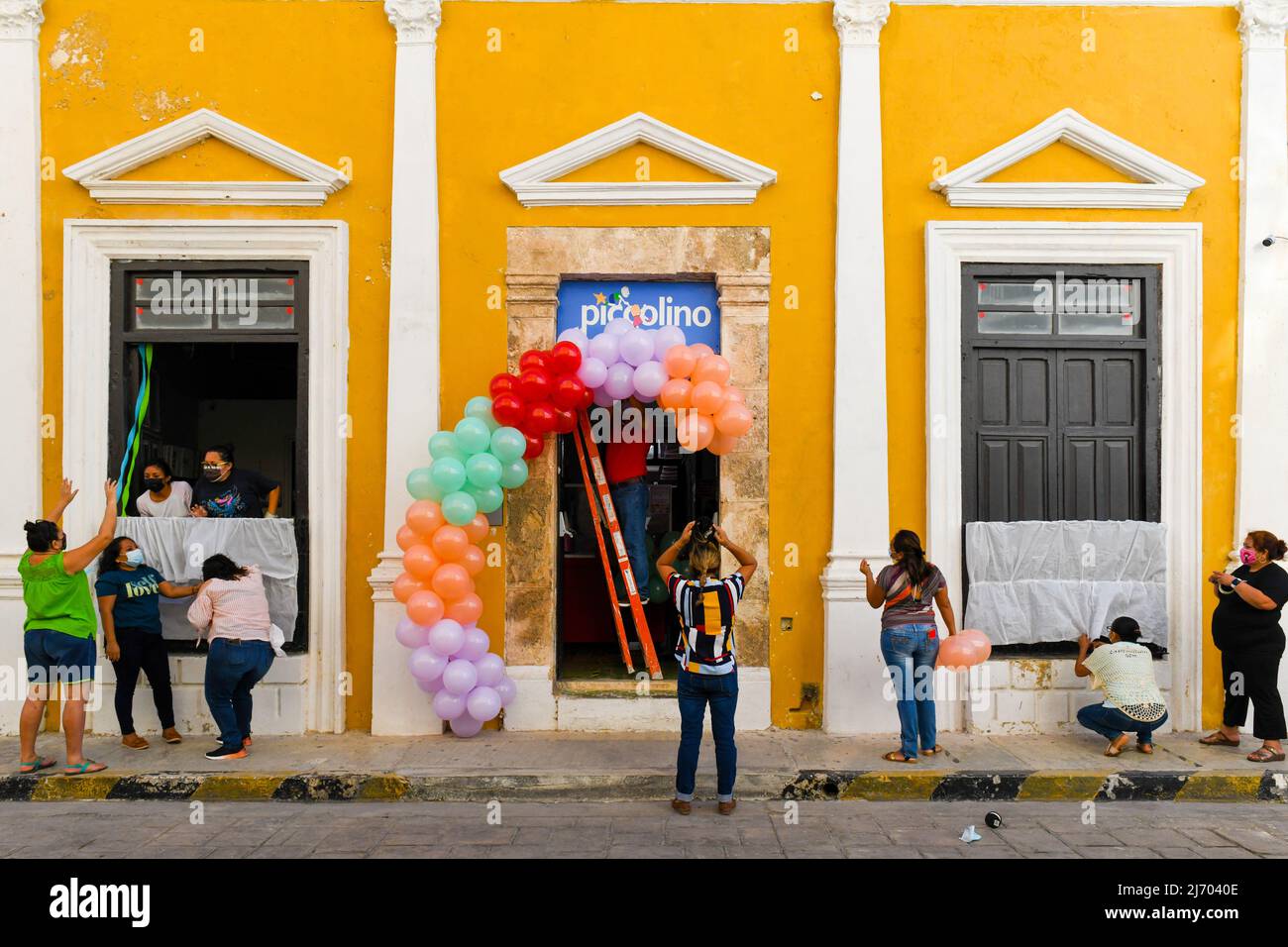 Menschen, die sich auf den Kindertag in der Kolonialstadt San Francisco de Campeche, Mexiko, vorbereiten Stockfoto