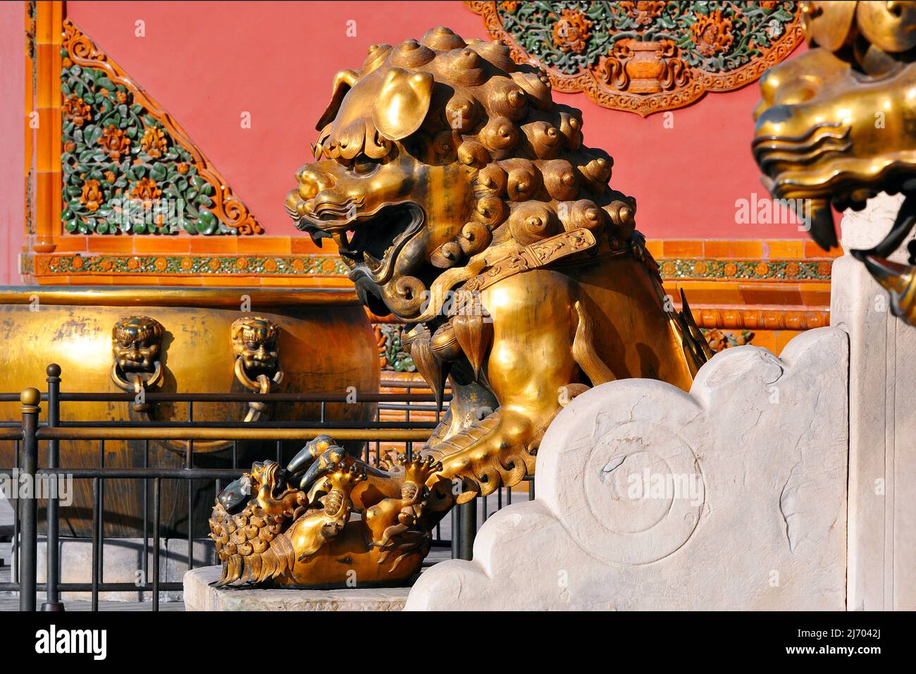 PEKING - 01. NOVEMBER: Der Goldene Schutzlöwe in der Verbotenen Stadt in Peking, November 01. 2013 in China. Stockfoto