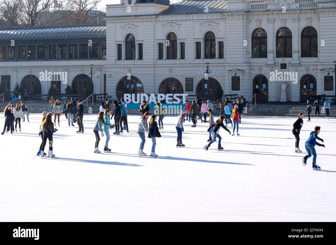 BUDAPEST - JAN 19: Städtische Eisbahn Mujegpalya im Varosliget Park in Budapest, Januar 19. 2022 in Ungarn Stockfoto