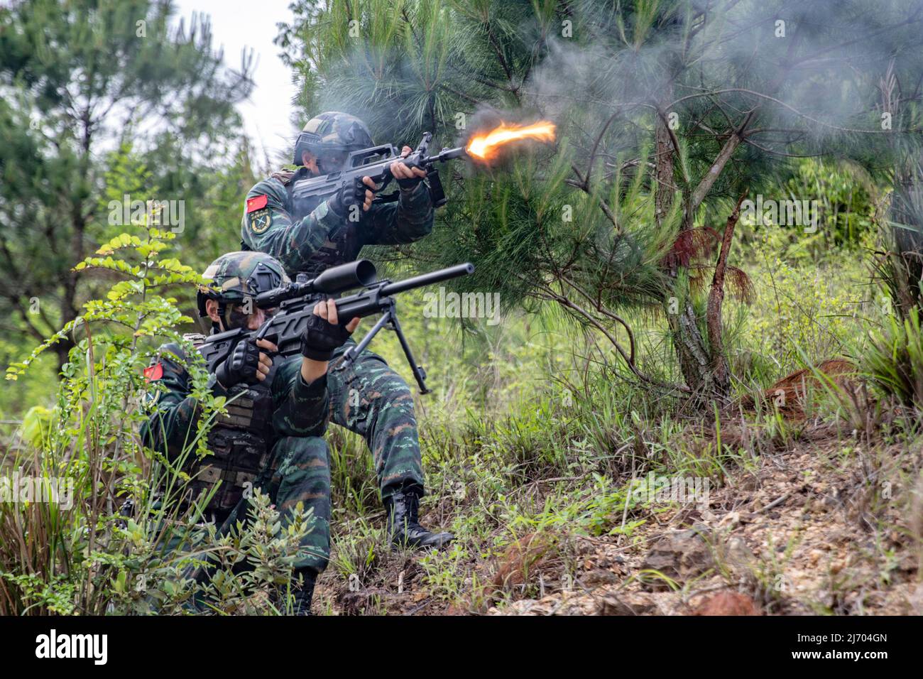 HEZHOU, CHINA - 5. MAI 2022 - Mitglieder von Spezialeinsatzkräften trainieren während einer echten Kampfübung am 5. Mai 2022 in der Stadt Hezhou, Provinz Guangxi Stockfoto