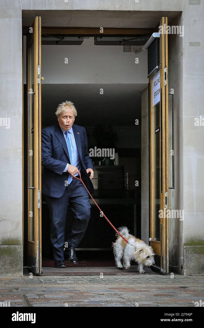 London, Großbritannien, 5.. Mai 2022. Boris Johnson, britischer Premierminister, gibt heute Morgen bei den Kommunalwahlen in der Methodist Central Hall in Westminster seine Stimme ab und läuft mit seinem Hund Dilyn. Kredit: Imageplotter/Alamy Live Nachrichten Stockfoto