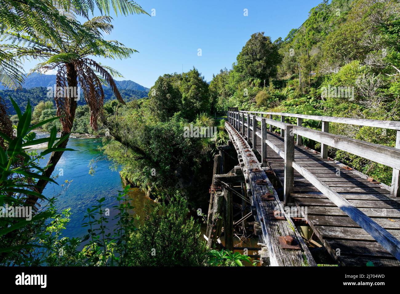 Chasm Creek Walkway, Seddonville//Neuseeland - 1. April 2022: Eine stillgediente Holzeisenbahn-Brücke von den Kohlebergbautagen, Westküste, Südinsel Stockfoto