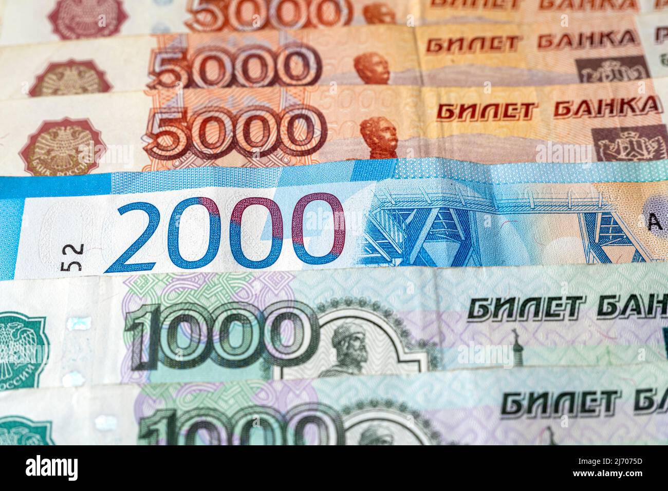 Reihen russischer Rubel, russisches Geld, 1000, 2000, 5000 Banknoten, Draufsicht, Konzeptbild Stockfoto