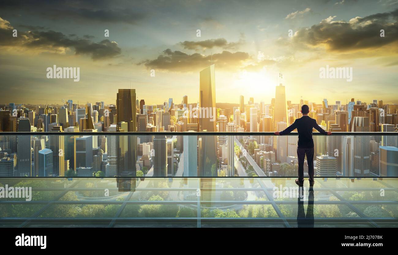 Geschäftsmann, der auf einem offenen Dachbalkon steht und den Blick auf den Sonnenaufgang in der Stadt beobachtet. Geschäftsambitionen und Vision-Konzept Stockfoto