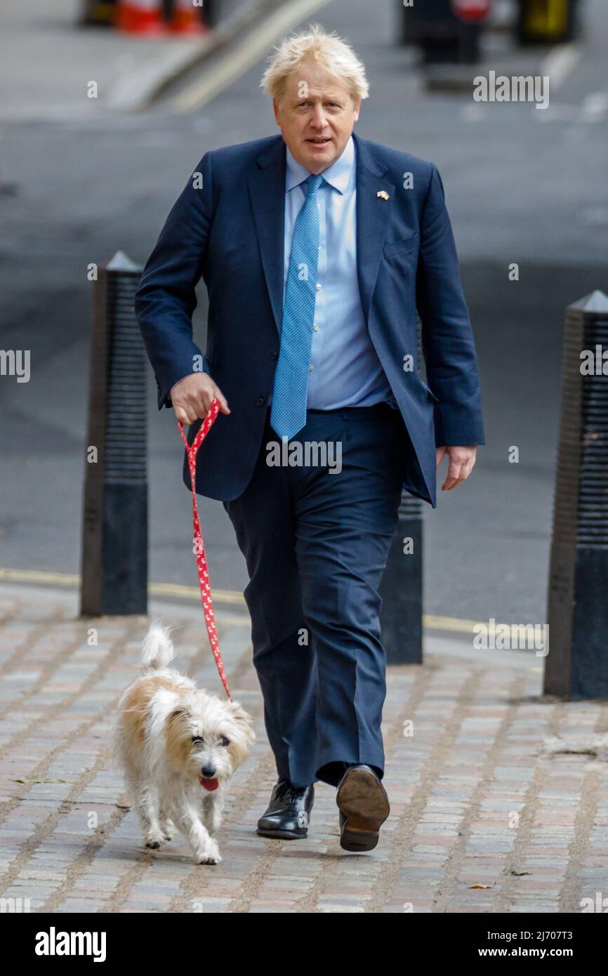 Westminster, London, Großbritannien. 5.. Mai 2022.der britische Premierminister Boris Johnson und Dilyn, der Kreuzhund des Premierministers Jack Russell, kommen zur Polling Station, um bei den Kommunalwahlen seine Stimme abzugeben. Der Premierminister ging heute früh von der Downing Street zur Westminster Central Hall. Amanda Rose/Alamy Live News Stockfoto