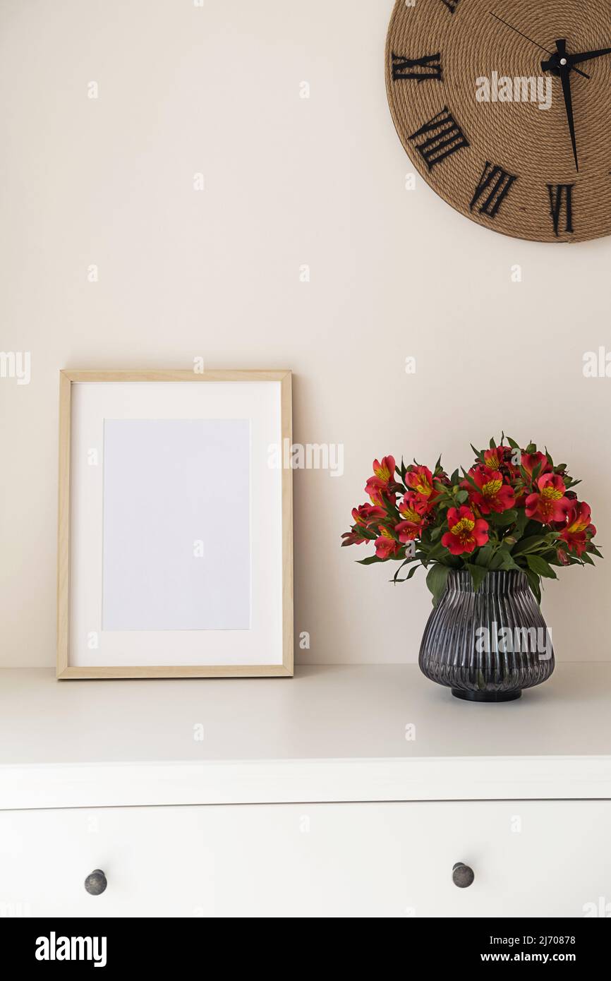 Holzrahmen mit leerem Raum im Schlafzimmer. Stockfoto