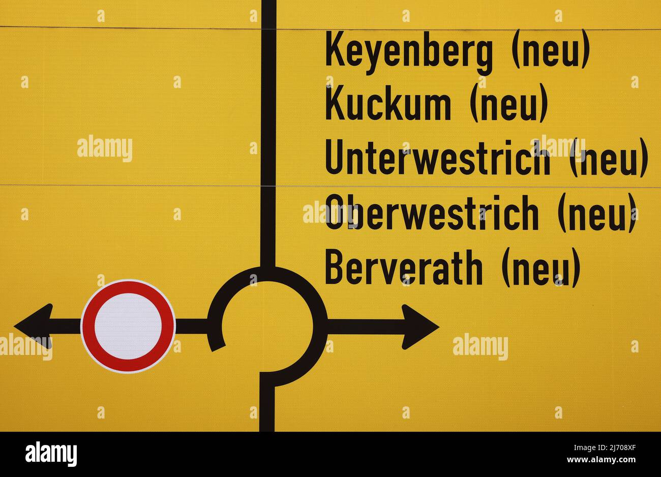 03. Mai 2022, Nordrhein-Westfalen, Erkelenz: Die Ortsnamen der umgesiedelten neuen Dörfer, Keyenberg, Kuckum, Unterwestrich, Oberwestrich und Berverath, Auf einem Verkehrsschild am Ortseingang stehen. Die Dörfer wurden vom Rand des Braunkohlebergwerks Garzweiler nach Erkelenz umgesiedelt. Foto: Oliver Berg/dpa Stockfoto