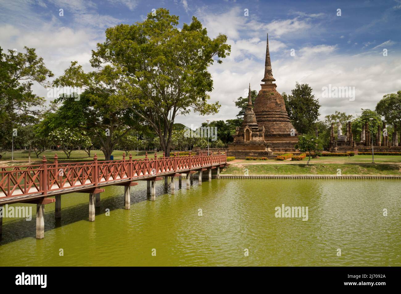 Brücke zum Wat Sa Si, Sukhothai, Thailand. Stockfoto