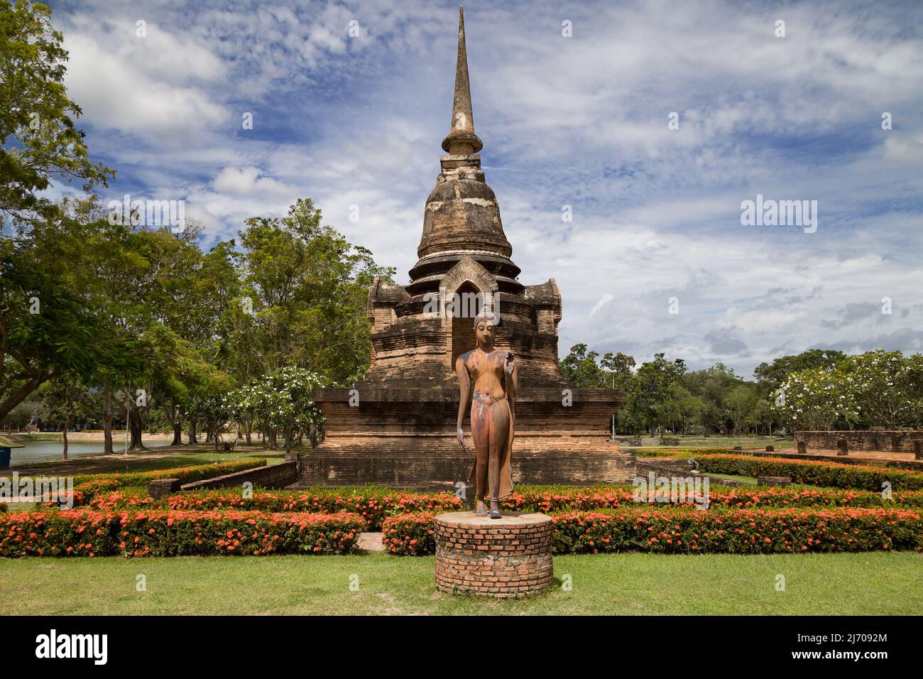 Walking Buddha und Chedi im Wat Sa Si, Sukhothai, Thailand. Stockfoto
