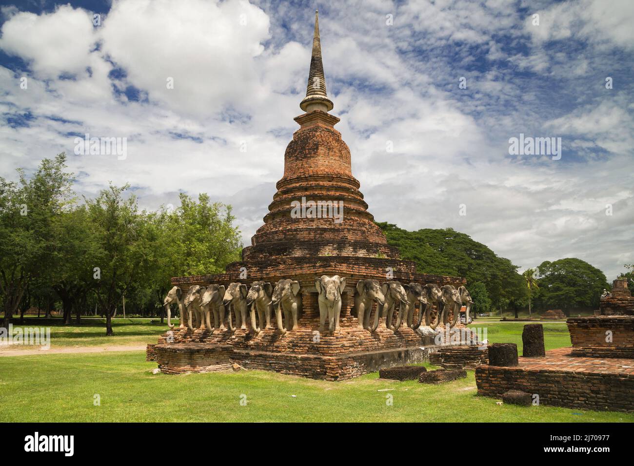 Chedi umgeben von Elefanten in Sukhothai, Thailand. Stockfoto