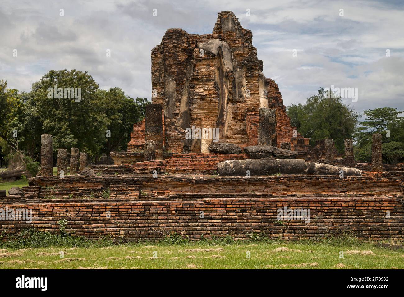 Ruinen des Mondop von Wat Phra Phai Luang, Sukhothai, Thailand. Stockfoto