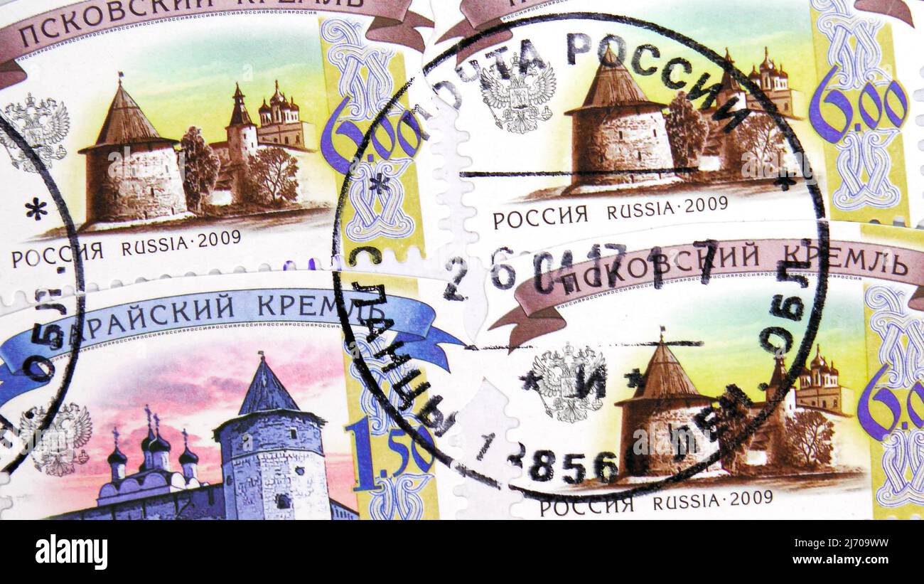 MOSKAU, RUSSLAND - 6. AUGUST 2021: In Russland gedruckte Briefmarke zeigt Postamt, Region, datiert 2017 Stockfoto