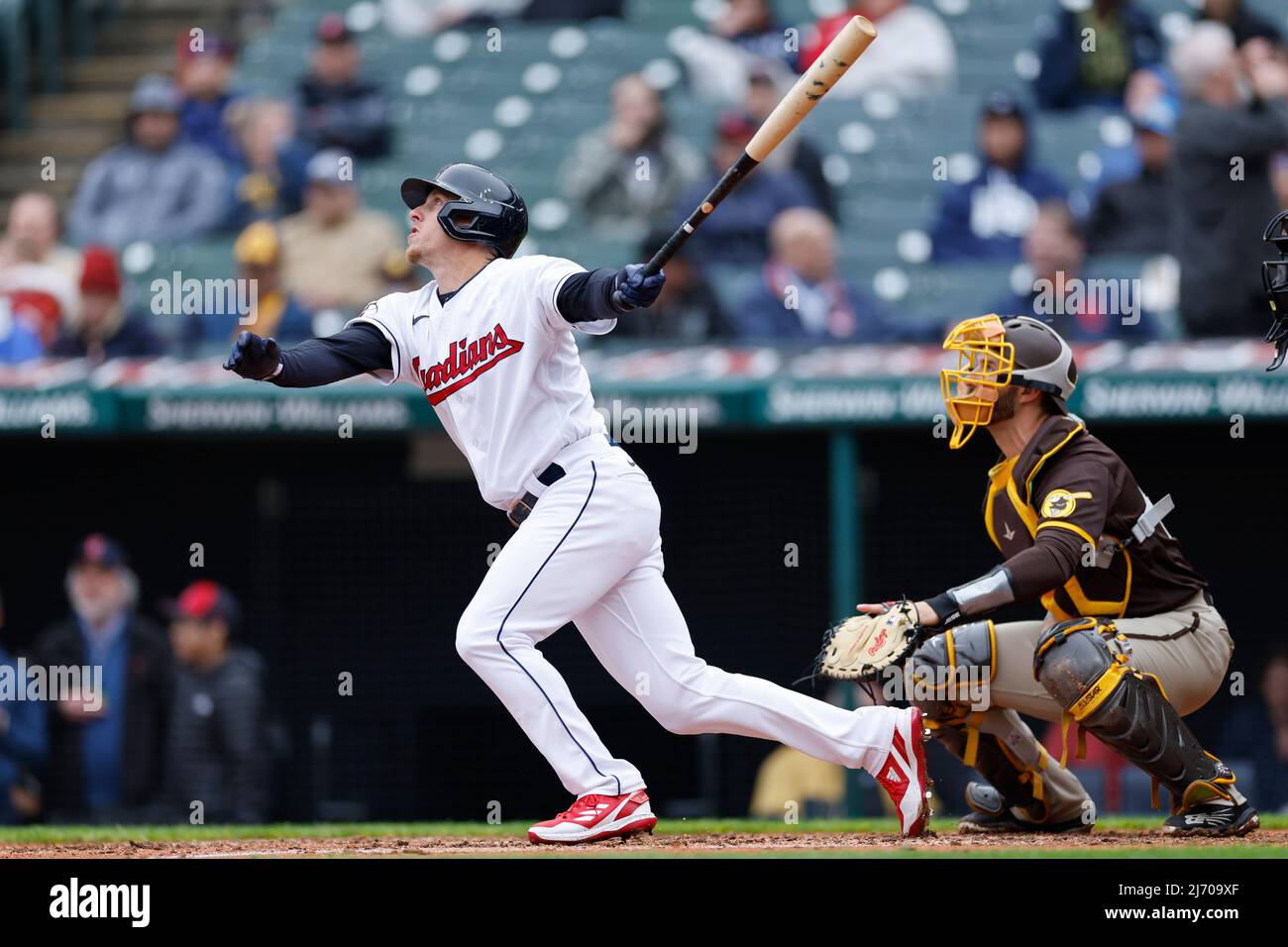 Der Cleveland Guardians Center Field Myles Straw (7) schlägt am 4. Mai 2022 im Progressive Field in Cleveland, Ohio, gegen die San Diego Padres. (Foto: Joe Robbins/Image of Sport) Stockfoto