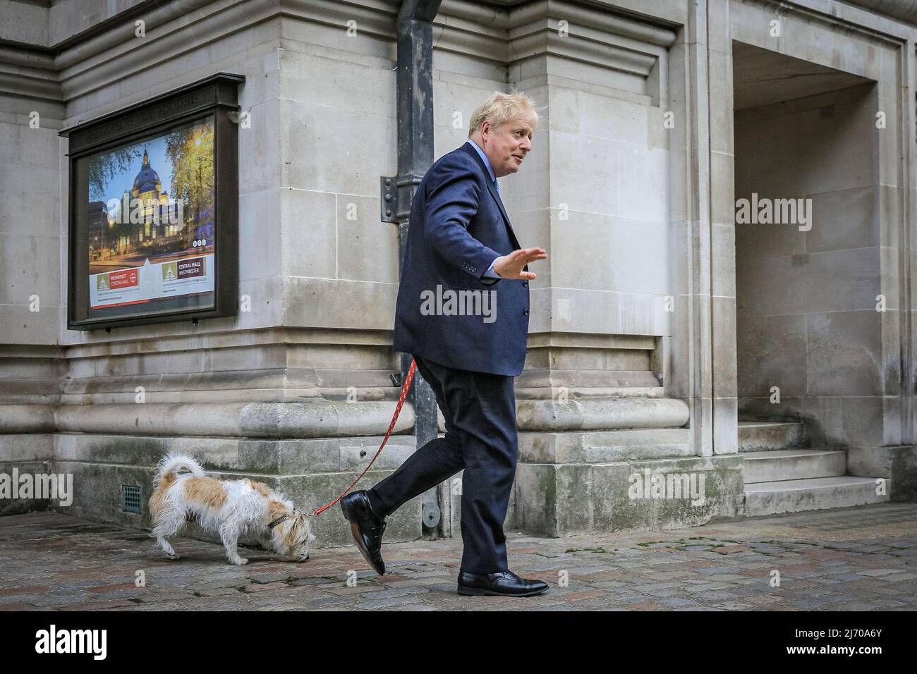 London, Großbritannien, 5.. Mai 2022. Boris Johnson, britischer Premierminister, gibt heute Morgen bei den Kommunalwahlen in der Methodist Central Hall in Westminster seine Stimme ab und läuft mit seinem Hund Dilyn. Kredit: Imageplotter/Alamy Live Nachrichten Stockfoto