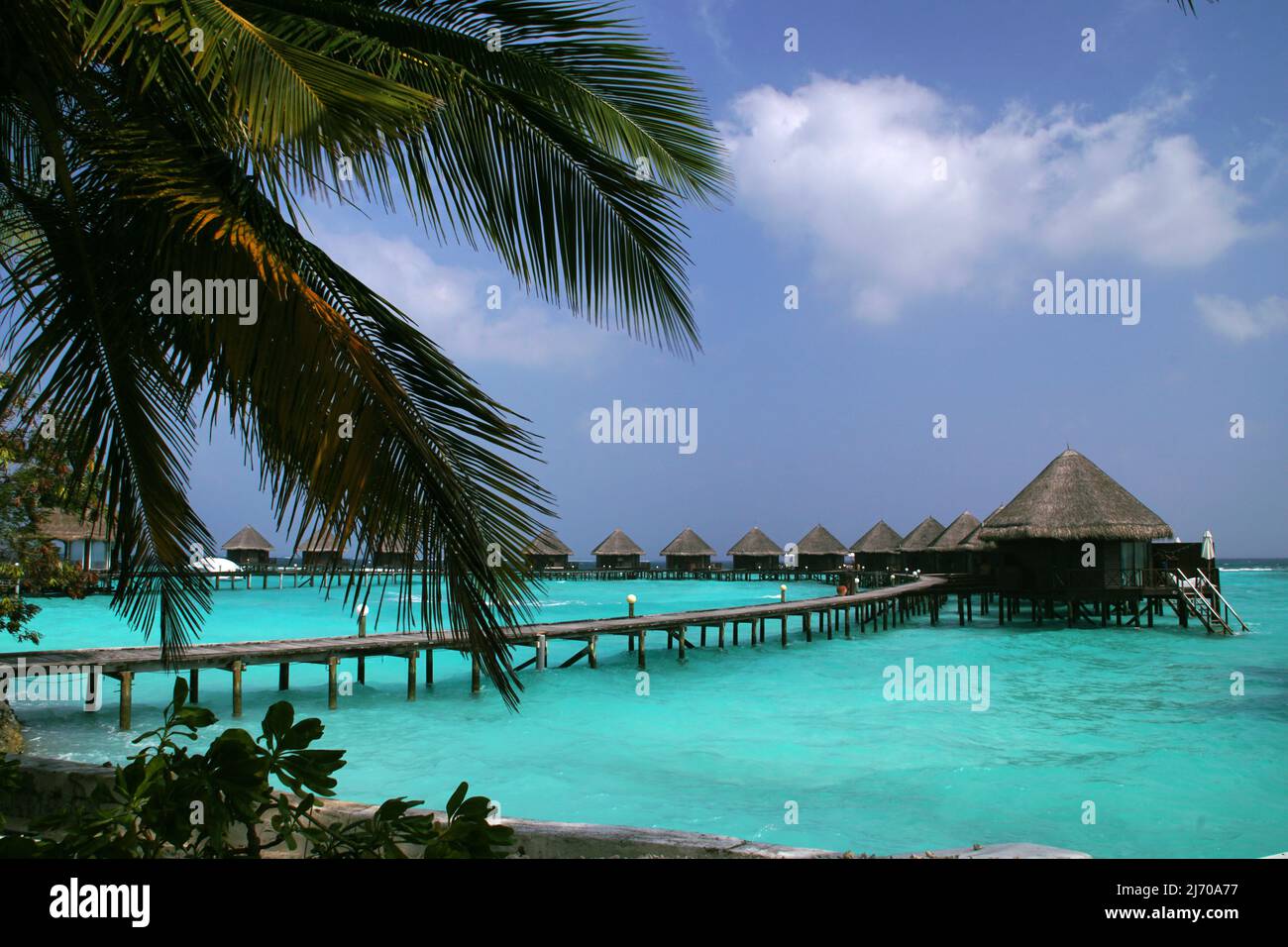 Maldivische Wasserbungalows auf der anderen Seite der Lagune Stockfoto