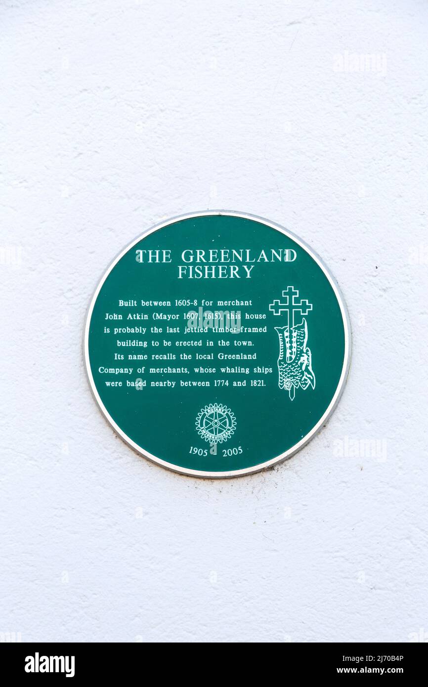 Grüne Gedenktafel an der Fassade des Gebäudes der grönländischen Fischerei, das zwischen 1605 und 8 in King's Lynn, Norfolk, Großbritannien, erbaut wurde Stockfoto