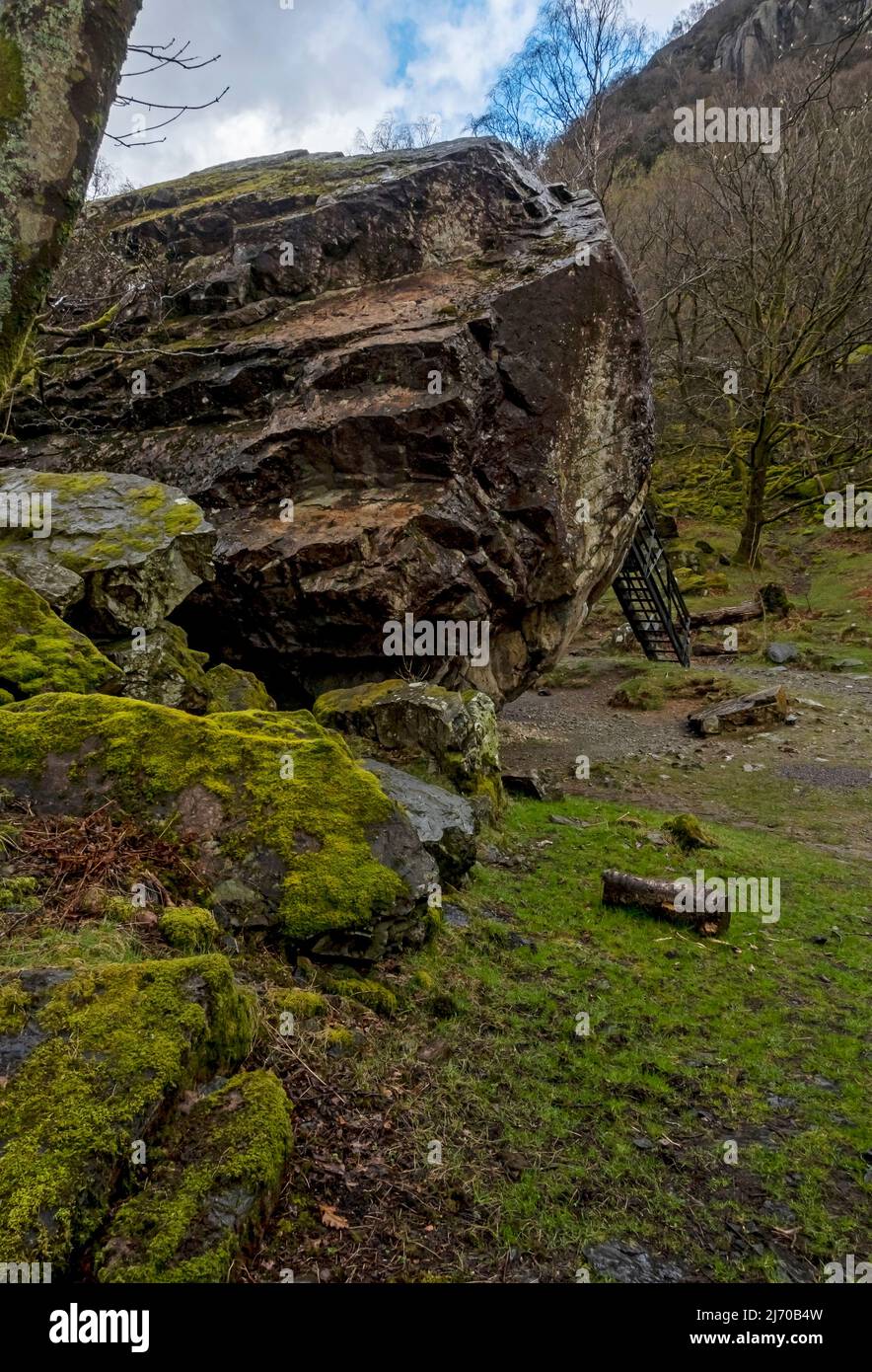 The Bowder Stone im Frühling Borrowdale Valley Lake District National Park Cumbria England Vereinigtes Königreich GB Großbritannien Stockfoto