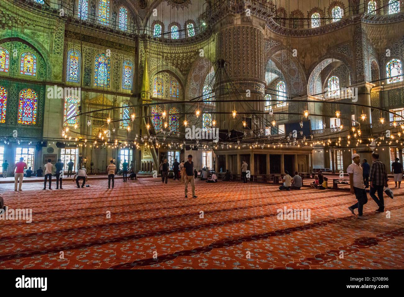 ISTANBUL, TÜRKEI - 13. SEPTEMBER 2017: Dies ist das Innere des Gebetsraums der Sultanahmet-Moschee (Blaue Muske). Stockfoto