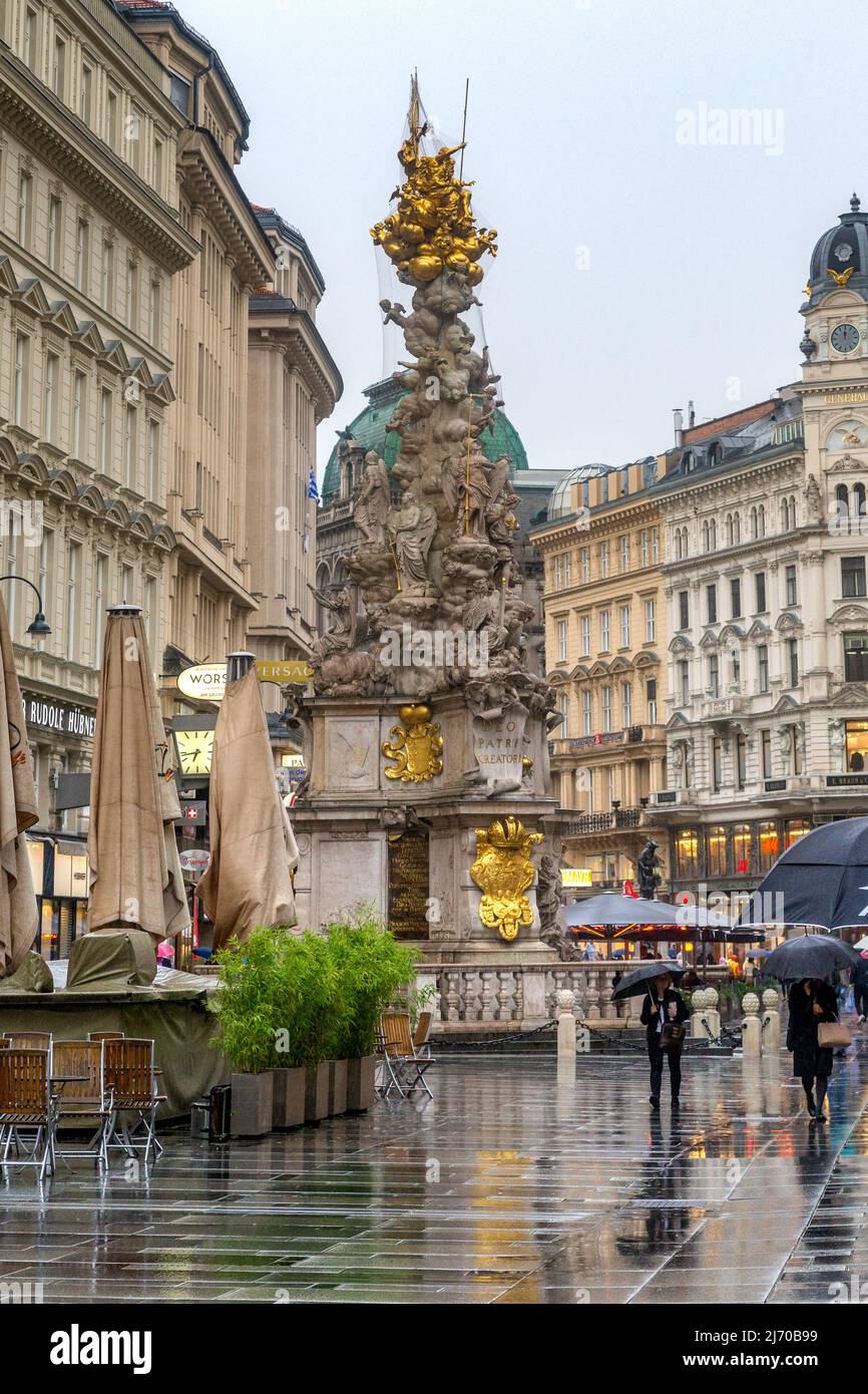 WIEN, ÖSTERREICH - 22. MAI 2019: Dies ist die Pestsäule am Graben im Zentrum der Innenstadt an einem regnerischen Frühlingsabend. Stockfoto