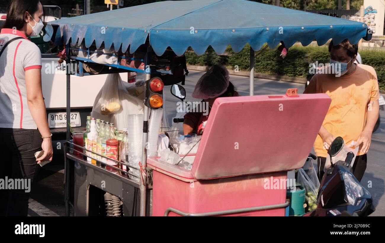 Street Food Vendor Asoke Road Asok Montri Road aka Soi Sukhumvit 21 Klong Toey Bangkok Thailand Stockfoto