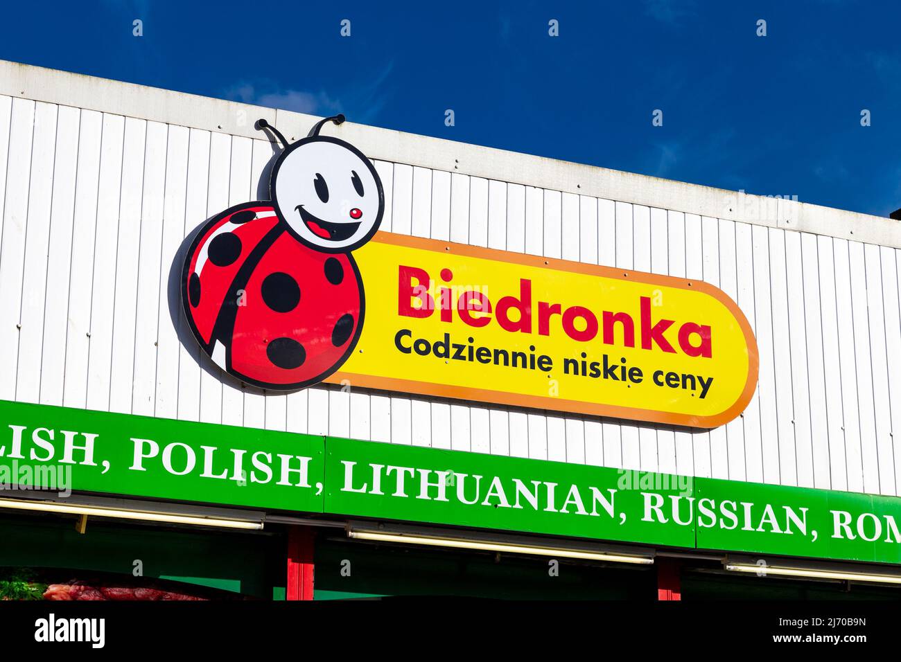 Schild an der Fassade der polnischen Supermarktkette Biedronka in King's Lynn, Norfolk, Großbritannien Stockfoto