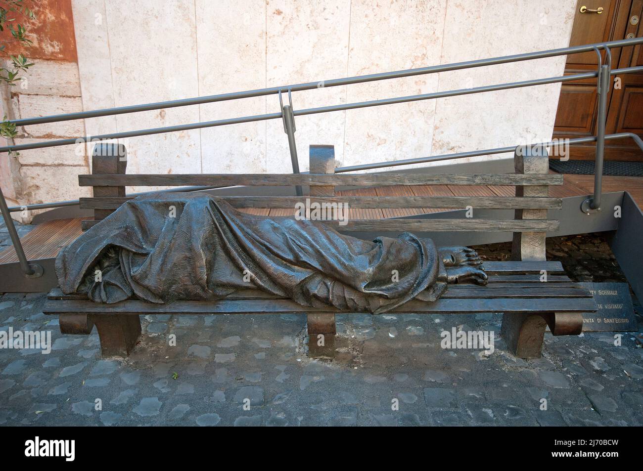 „Obdachloser Jesus“-Statue des kanadischen Bildhauers Timothy Schmalz (2018), Trastevere, Rom, Italien Stockfoto