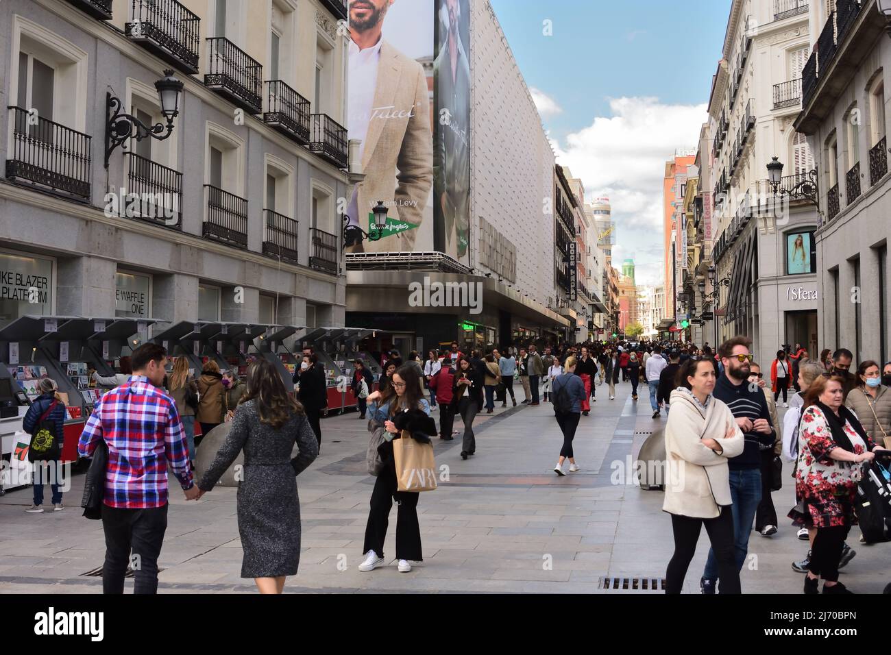 Madrid, Spanien - 21. April 2022. Menschen, die entlang der Preciados-Straße, Madrid, laufen Stockfoto