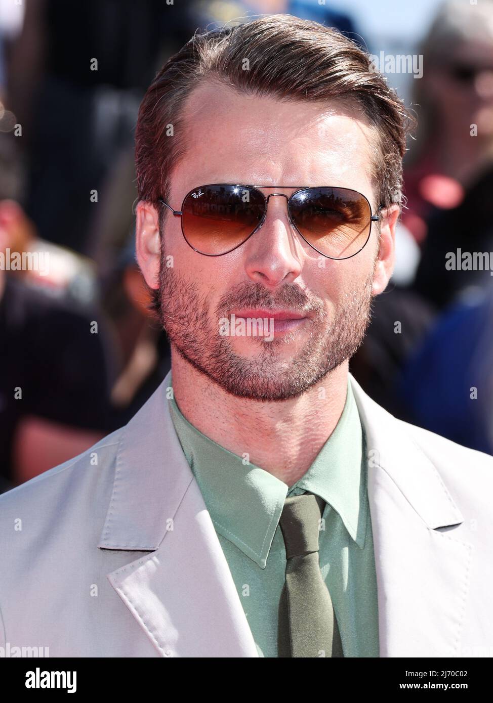 SAN DIEGO, KALIFORNIEN, USA - 04. MAI: Der amerikanische Schauspieler Glen Powell kommt zur Weltpremiere von Paramount Picturs' 'Top Gun: Maverick', die am 4. Mai 2022 im USS Midway Museum in San Diego, Kalifornien, USA, stattfand. (Foto von Xavier Collin/Image Press Agency) Stockfoto