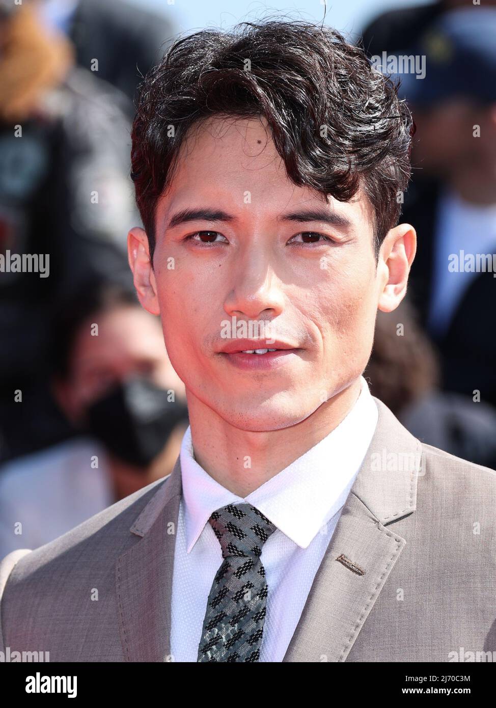 SAN DIEGO, KALIFORNIEN, USA - 04. MAI: Die kanadische Schauspielerin Manny Jacinto kommt zur Weltpremiere von Paramount Picturs' 'Top Gun: Maverick', die am 4. Mai 2022 im USS Midway Museum in San Diego, Kalifornien, USA, stattfand. (Foto von Xavier Collin/Image Press Agency) Stockfoto